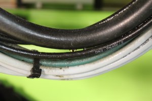 Les systèmes hydrauliques ont la fâcheuse tendance à ne pas être étanches à 100%. Des inspections régulières sont donc de mise. Dans cet équipement, nous avons répertorié une demi-douzaine de fuites difficilement identifiables à moins de s’y attarder et d’être méticuleux.